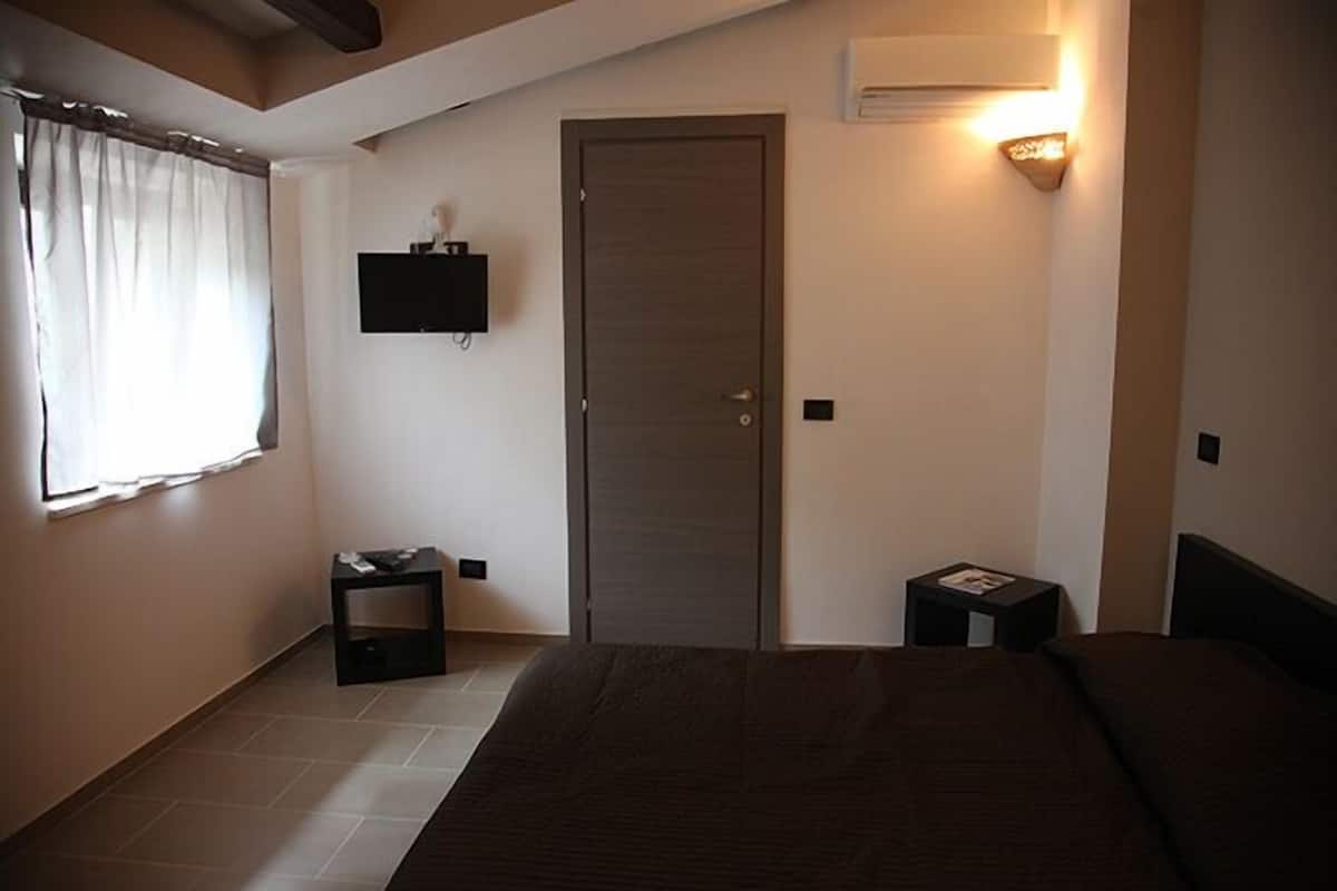 Family Room | Desk, soundproofing, rollaway beds, free WiFi