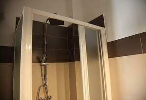 Family Room | Bathroom shower - Il miglio in più (Tusa)
