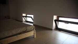 Bàn, phòng cách âm, giường gấp/giường phụ (phụ phí) 