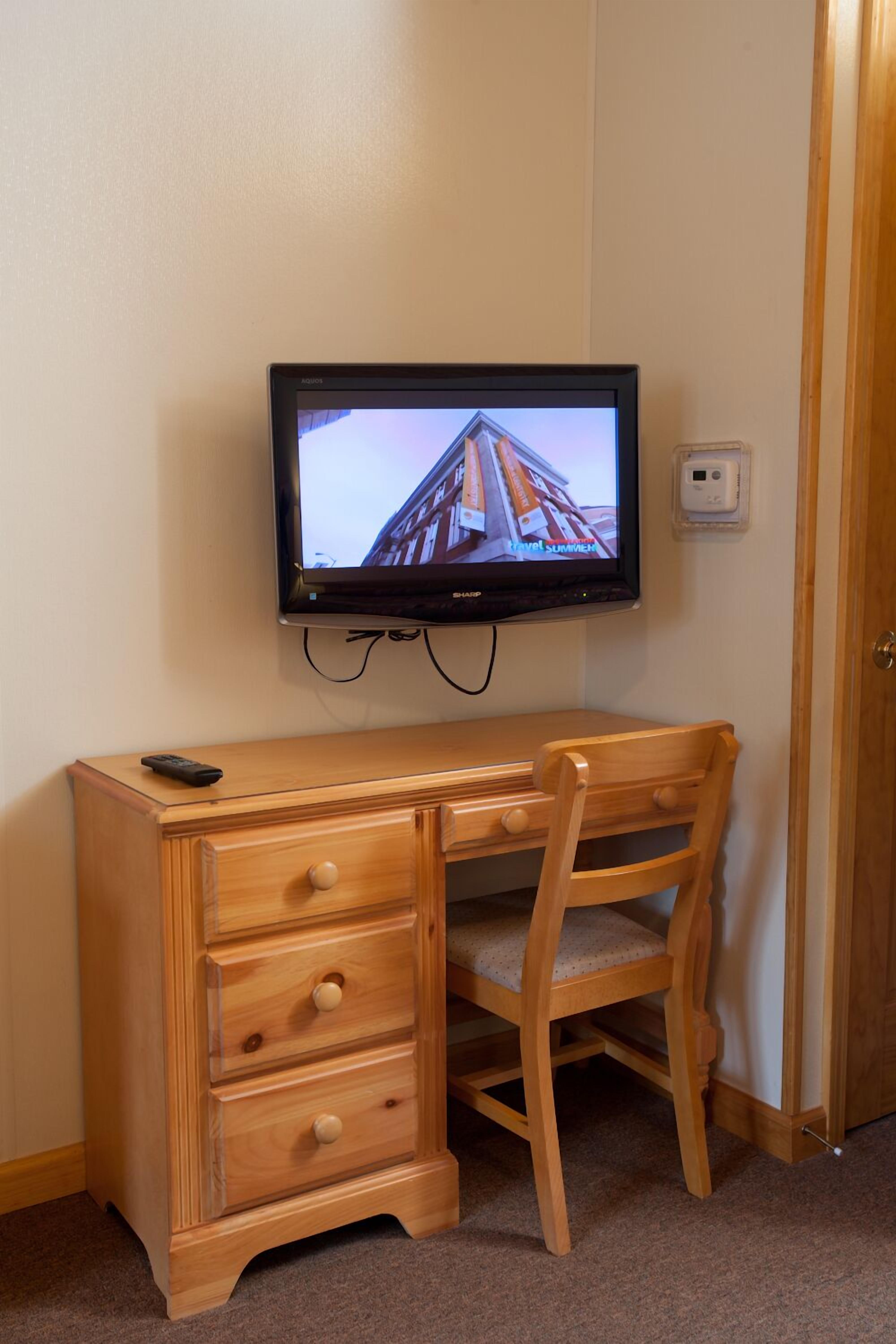 standard room, 2 queen beds | in-room business centre