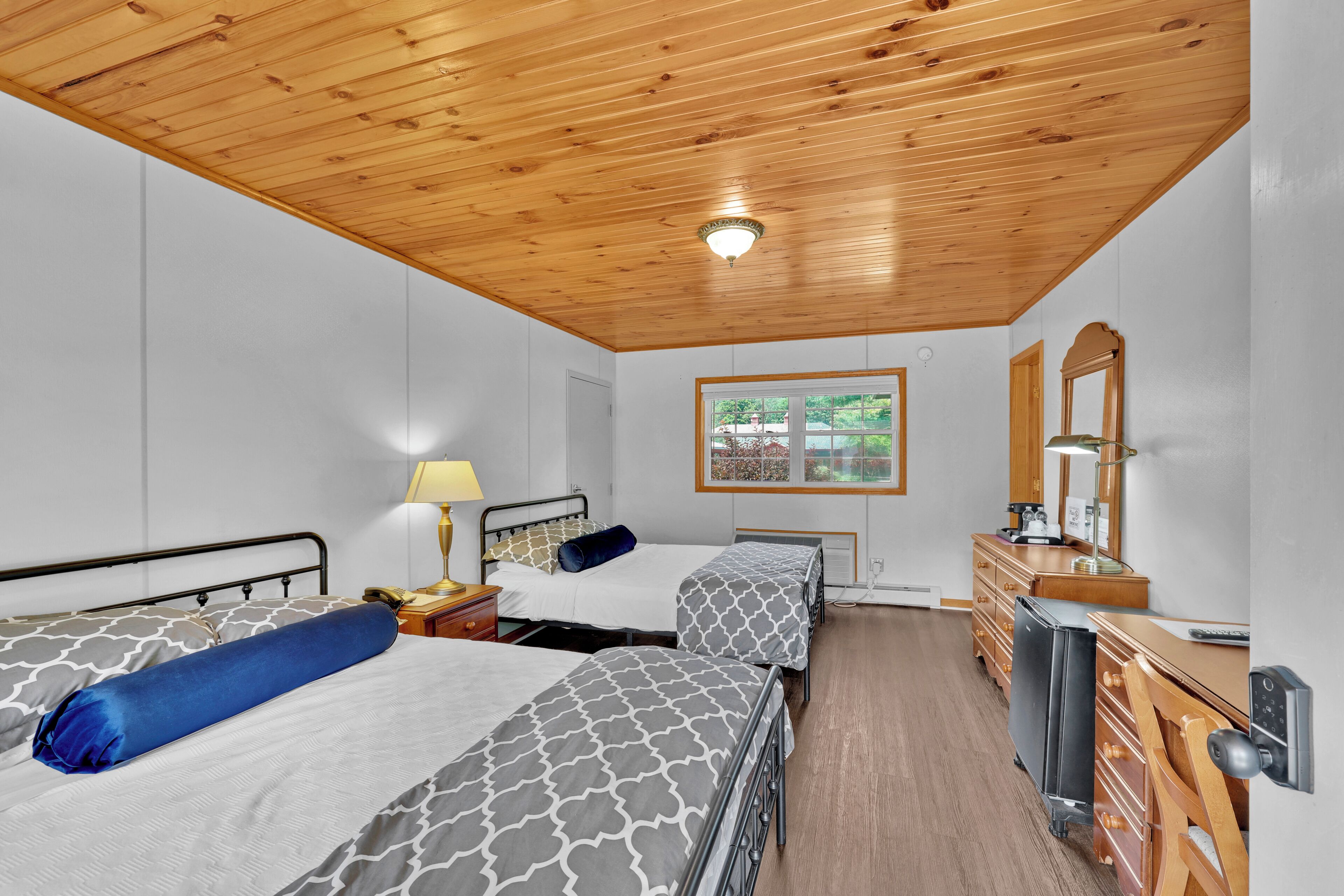 Habitación estándar, 2 camas Queen size | Wifi gratis y ropa de cama 