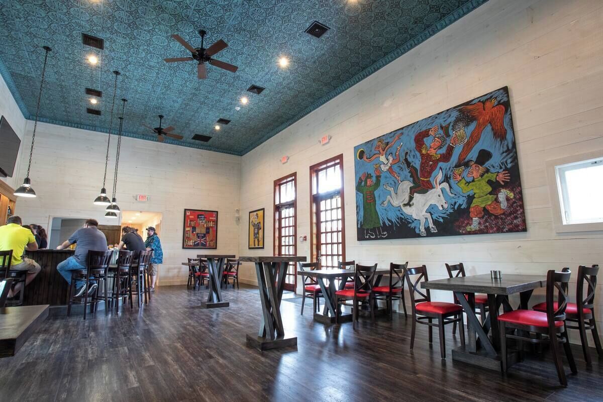 ランチ、ディナーに営業