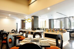 朝食、ランチ、ディナーに営業 (多国籍料理)