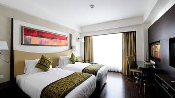 Daunenbettdecken, Betten mit Memory-Foam-Matratzen, Minibar, Zimmersafe