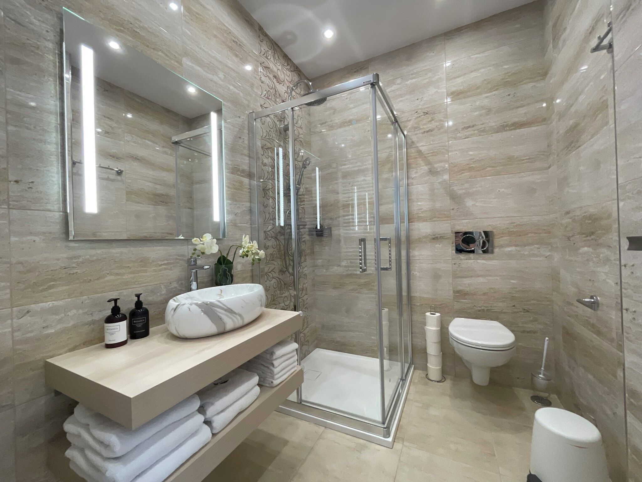 apartment (6) | bathroom | free toiletries, hair dryer, towels, soap