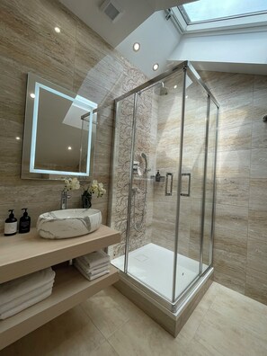 Apartment (7) | Bathroom | Free toiletries, hair dryer, towels, soap - Penzion Jasmín (Liberec)