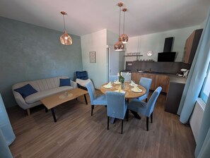 Suite básica, 2 habitaciones | Área de sala de estar | Televisión LCD 