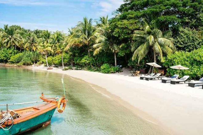 Private beach nearby, beach towels, snorkeling, water skiing