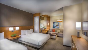 Chambre, 2 grands lits (Specialty) | Coffres-forts dans les chambres, bureau