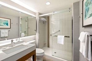 Combined shower/tub, designer toiletries, hair dryer, towels