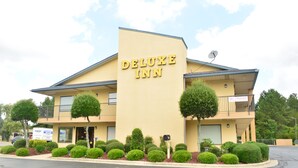A building with a sign reading "Deluxe Inn". - Deluxe Inn Fayetteville - I-95 Exit 49 (Fayetteville)