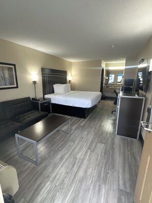 Standard Room, 1 King Bed, Non Smoking | Premium bedding, pillowtop beds, desk, cribs/infant beds - Deluxe Inn Fayetteville - I-95 Exit 49 (Fayetteville)
