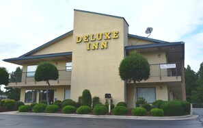 Front of property - Deluxe Inn Fayetteville - I-95 Exit 49 (Fayetteville)