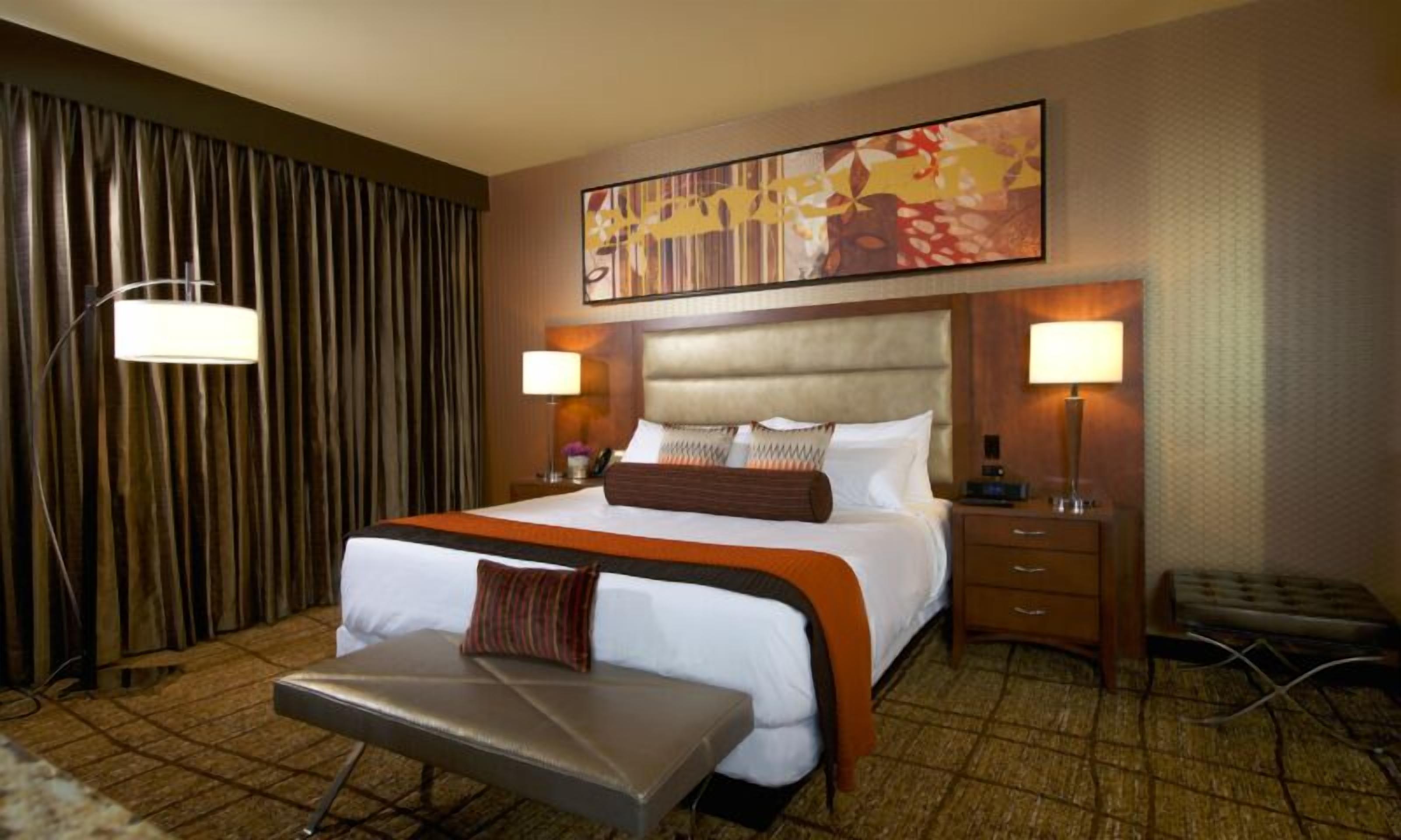 executive suite, 1 king bed | hypo-allergenic bedding, in-room safe, desk, iron/ironing board