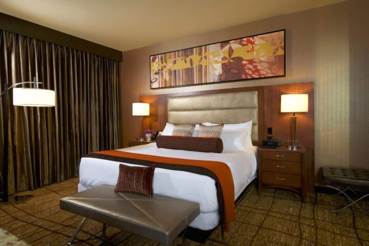 executive suite, 1 king bed | hypo-allergenic bedding, in-room safe, desk, iron/ironing board