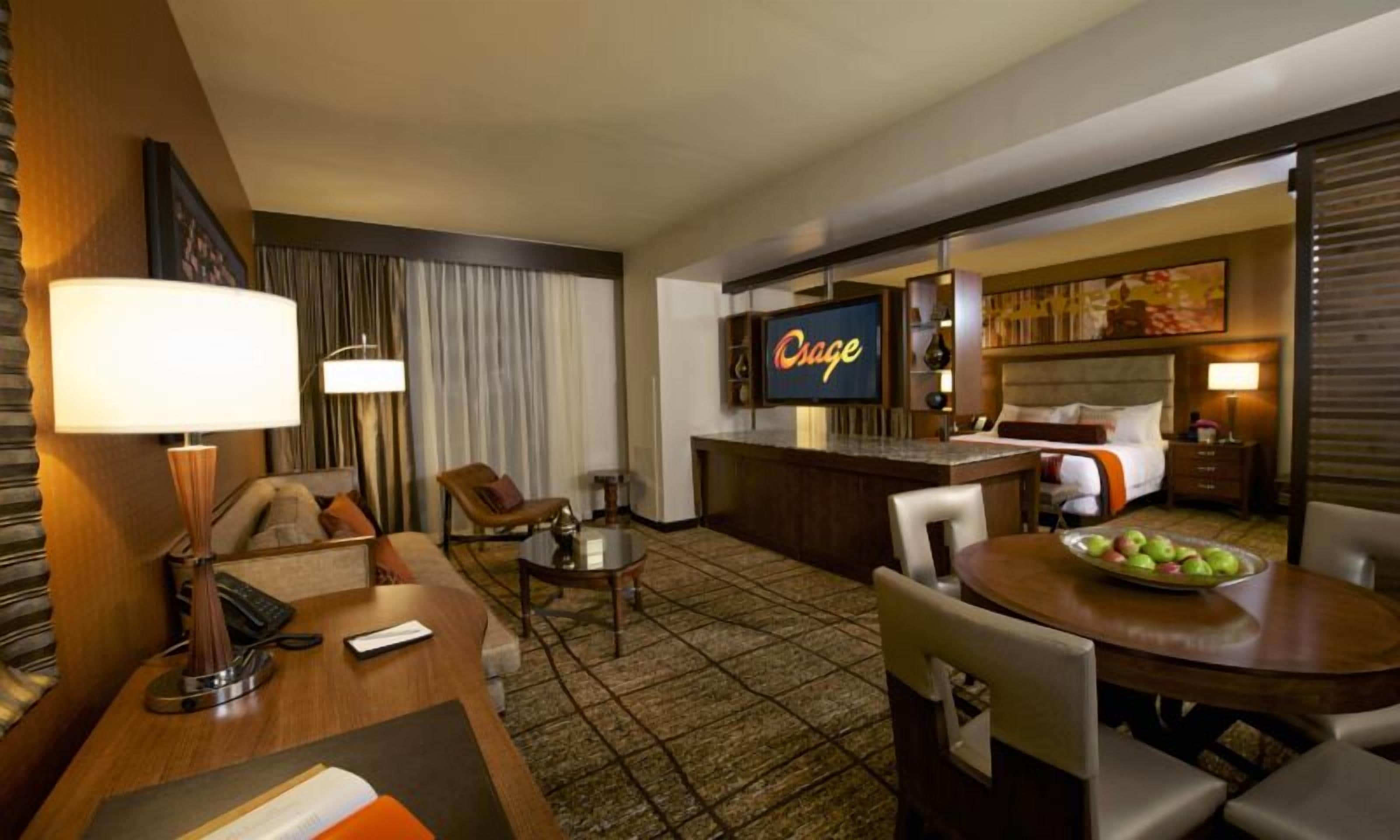 executive suite, 1 king bed | hypo-allergenic bedding, in-room safe, desk, iron/ironing board