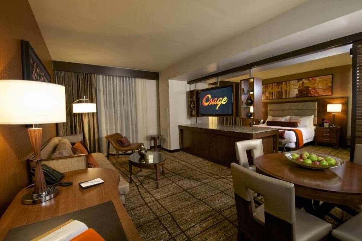 executive suite, 1 king bed | hypo-allergenic bedding, in-room safe, desk, iron/ironing board