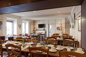 Tägliches Frühstücksbuffet (15 EUR pro Person)