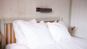 Rom – comfort | Skrivebord, blendingsgardiner, wi-fi (inkludert) og sengetøy