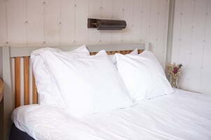 Comfort Room | Desk, blackout drapes, free WiFi, bed sheets