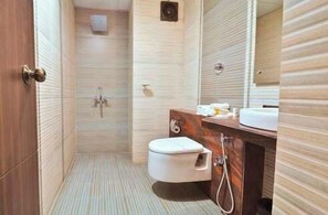 Tina profunda, amenidades de baño gratuitas, secadora de cabello