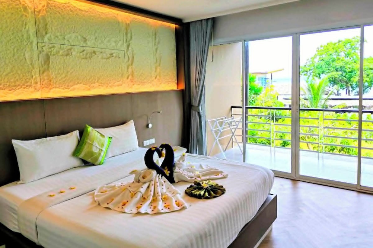 Deluxe Double Room | In-room safe, WiFi (free), bed sheets