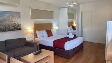 Executive Villa with Kitchenette | Egyptian cotton sheets, premium bedding, desk, soundproofing