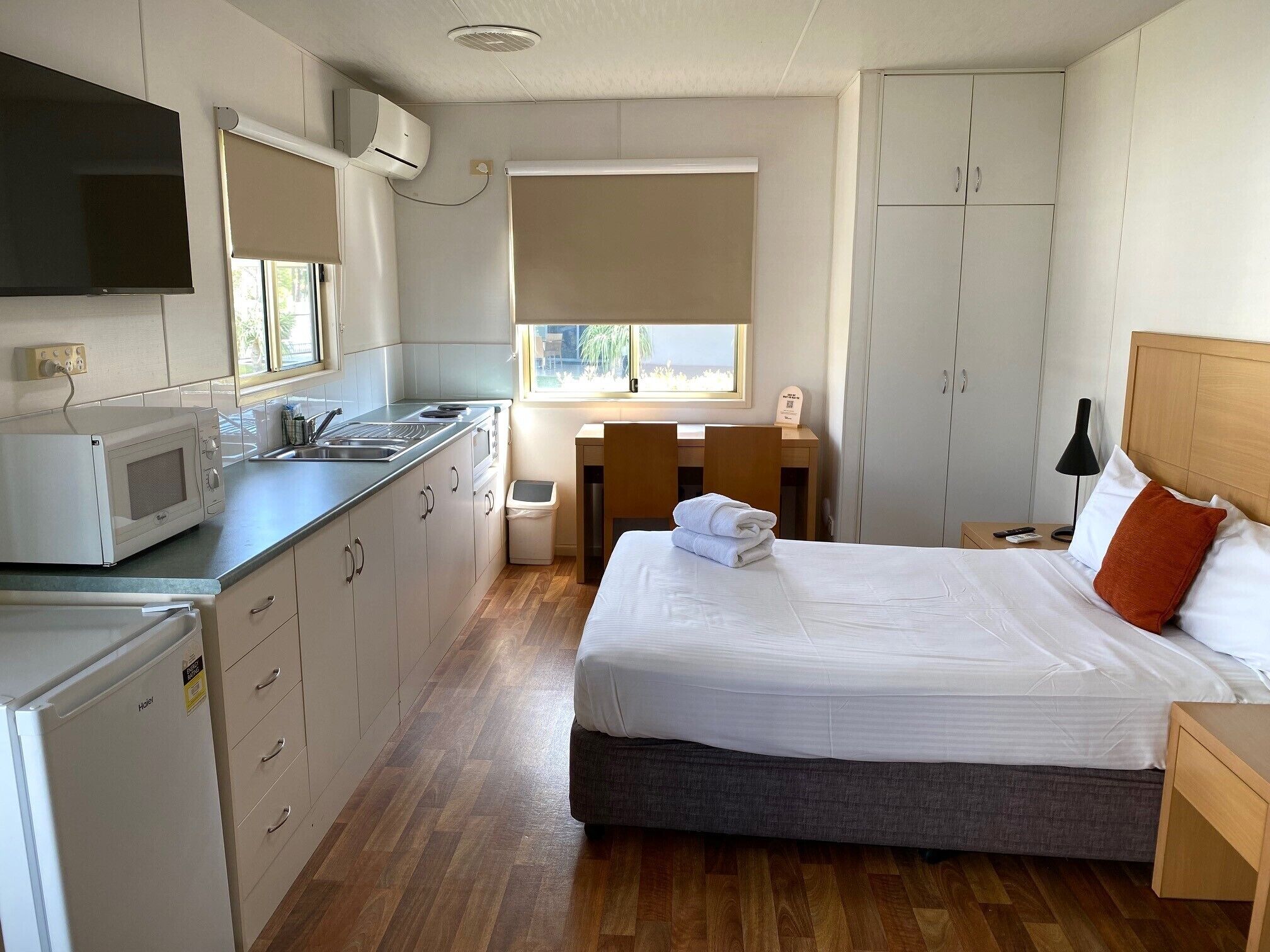 ملاءات من القطن المصري وأغطية فراش متميزة ومكتب وتجهيزات عازلة للصوت