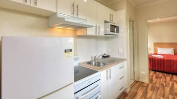 2 Bedroom Family Villa | Bếp nhỏ riêng | Tủ lạnh, lò vi sóng, dụng cụ pha cà phê/trà, ấm điện