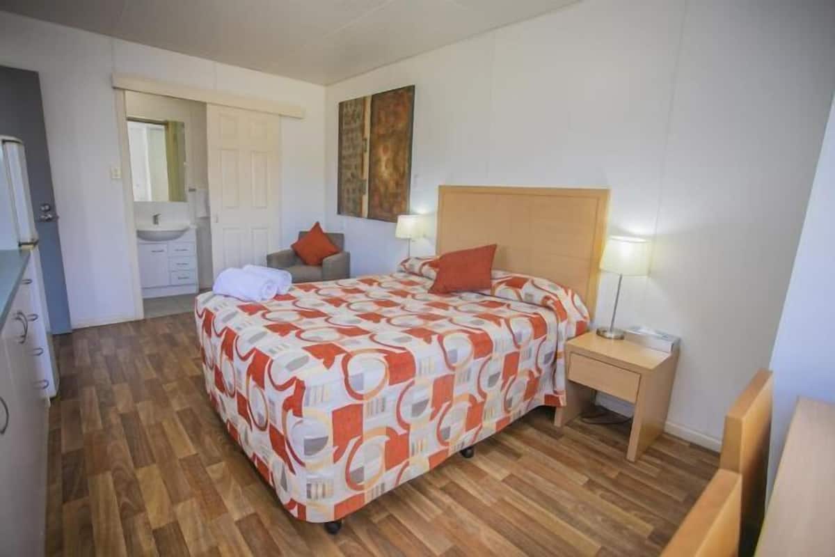 2 bedrooms, Egyptian cotton sheets, premium bedding, desk