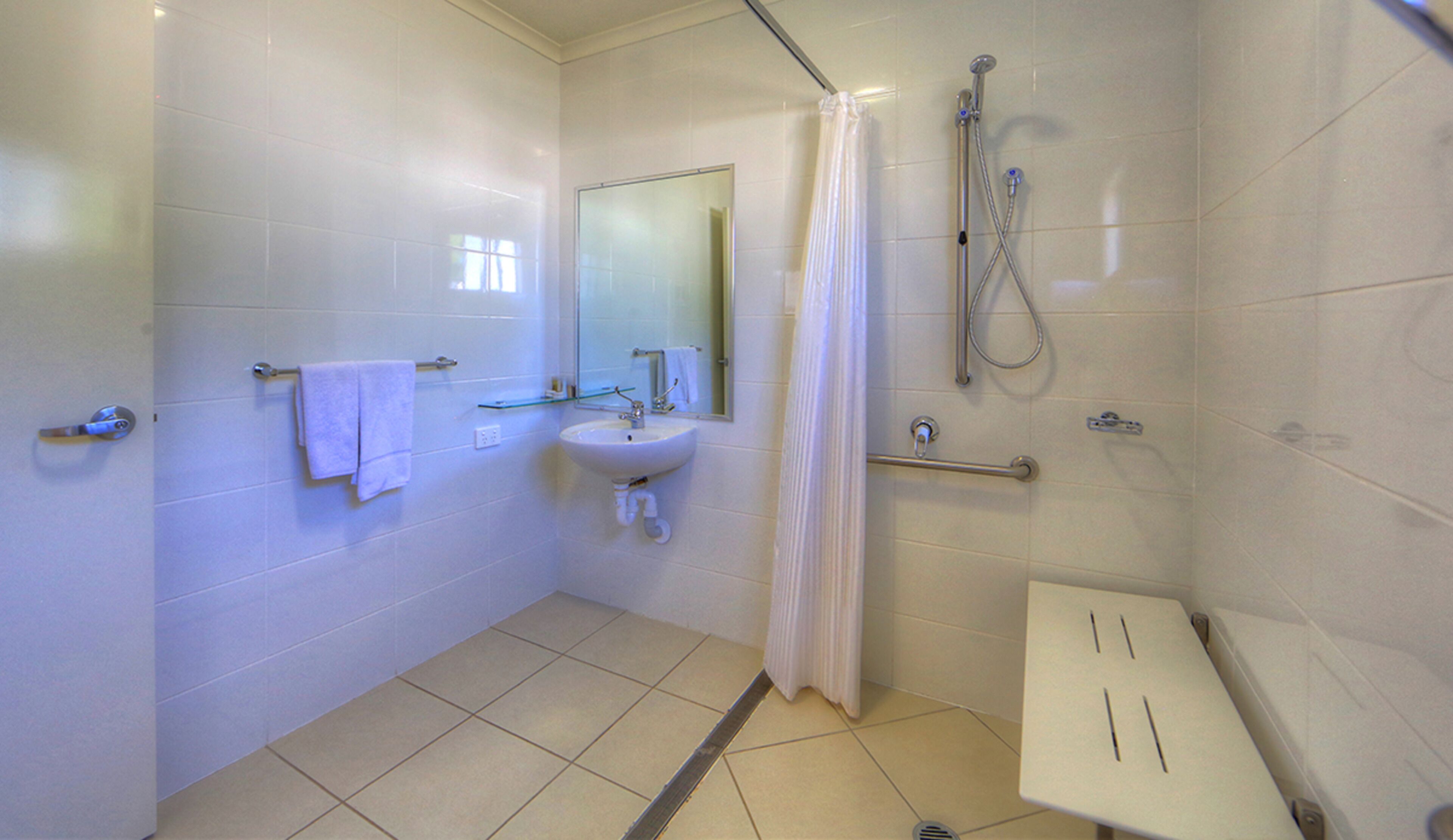 easy access/twin villa with kitchenette | bathroom | shower, free toiletries, hair dryer, towels