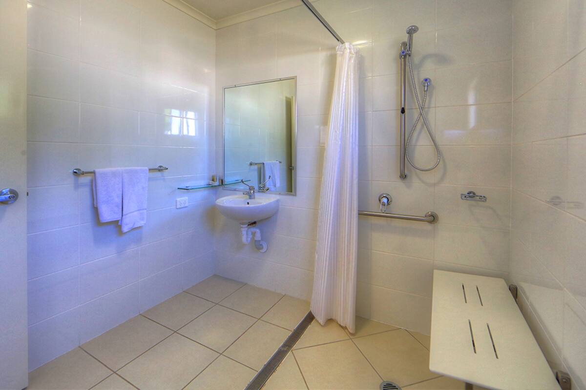 easy access/twin villa with kitchenette | bathroom | shower, free toiletries, hair dryer, towels