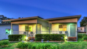 A row of mobile homes with front porches and small gardens. - Chinchilla Motor Inn (Chinchilla)