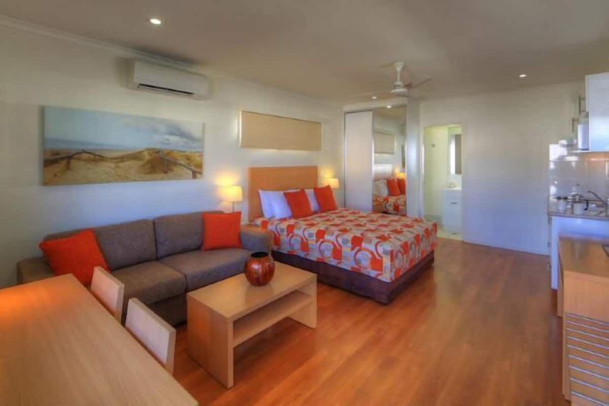 Living area | 20-inch TV with cable channels