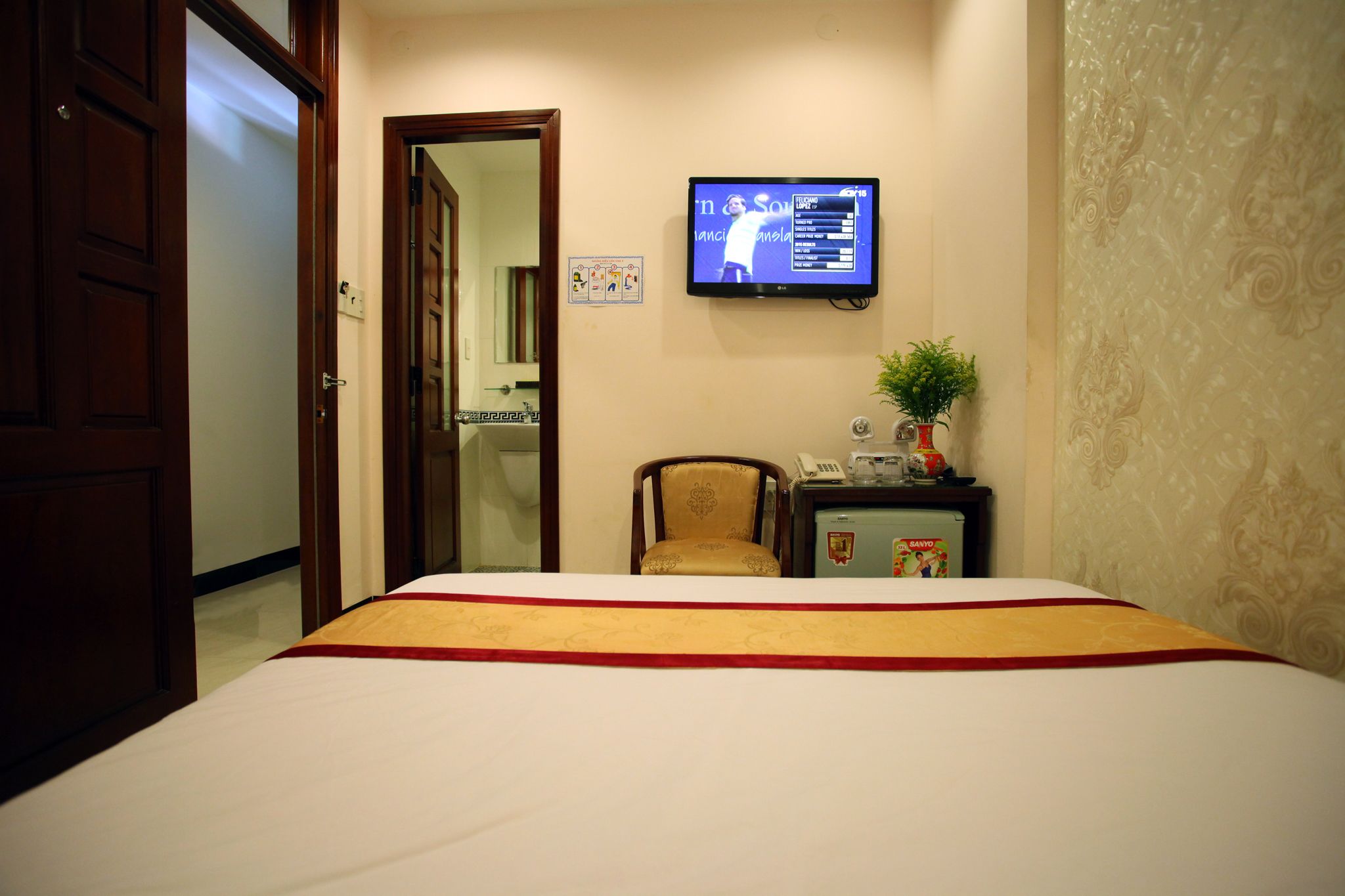 standard double room, no windows | minibar, individually furnished, desk, blackout curtains