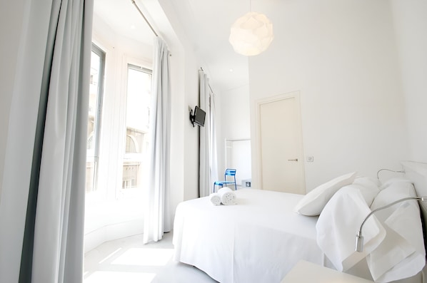 Double Room | Down comforters, in-room safe, free WiFi, bed sheets - Hostal Express by gaiarooms (Barcelona)