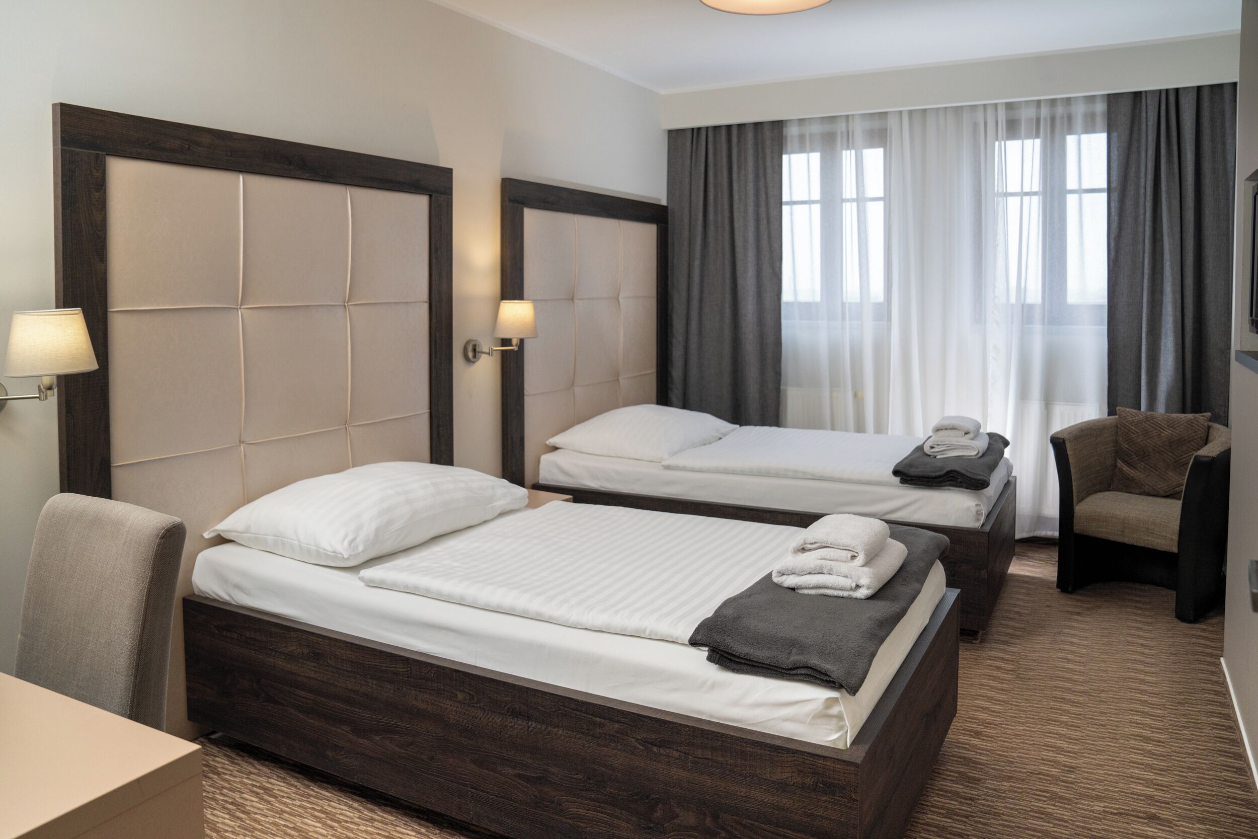 deluxe twin room (twin) | 1 bedroom, minibar, in-room safe, desk