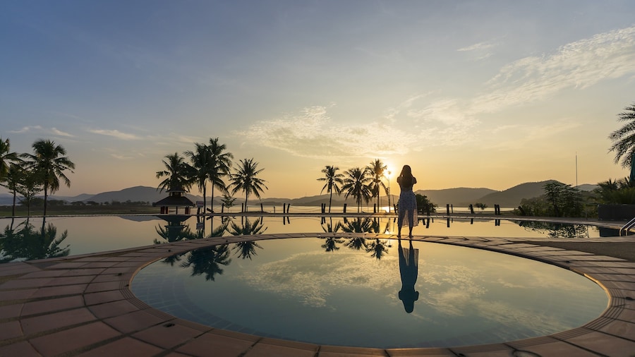 Kaengkrachan Boathouse Paradise Resort