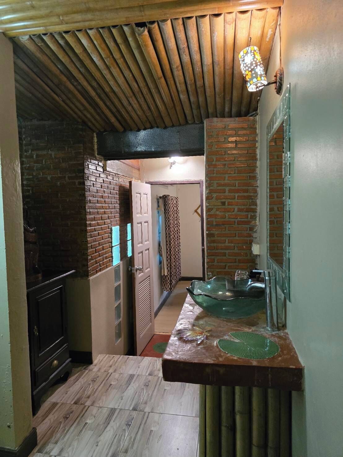 bungalow | bathroom | shower, free toiletries, hair dryer, towels