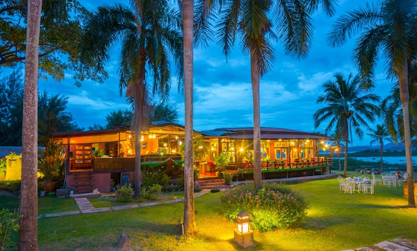 Breakfast, lunch, dinner served; Thai cuisine