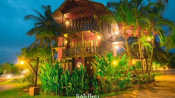 스위트, 정원 전망 (Suite Lake & Garden View) | 욕실 편의 시설 | 샤워 시설, 무료 세면용품, 헤어드라이어, 타월
