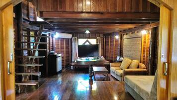 Casa familiar | Zona de estar | Una televisión de pantalla plana