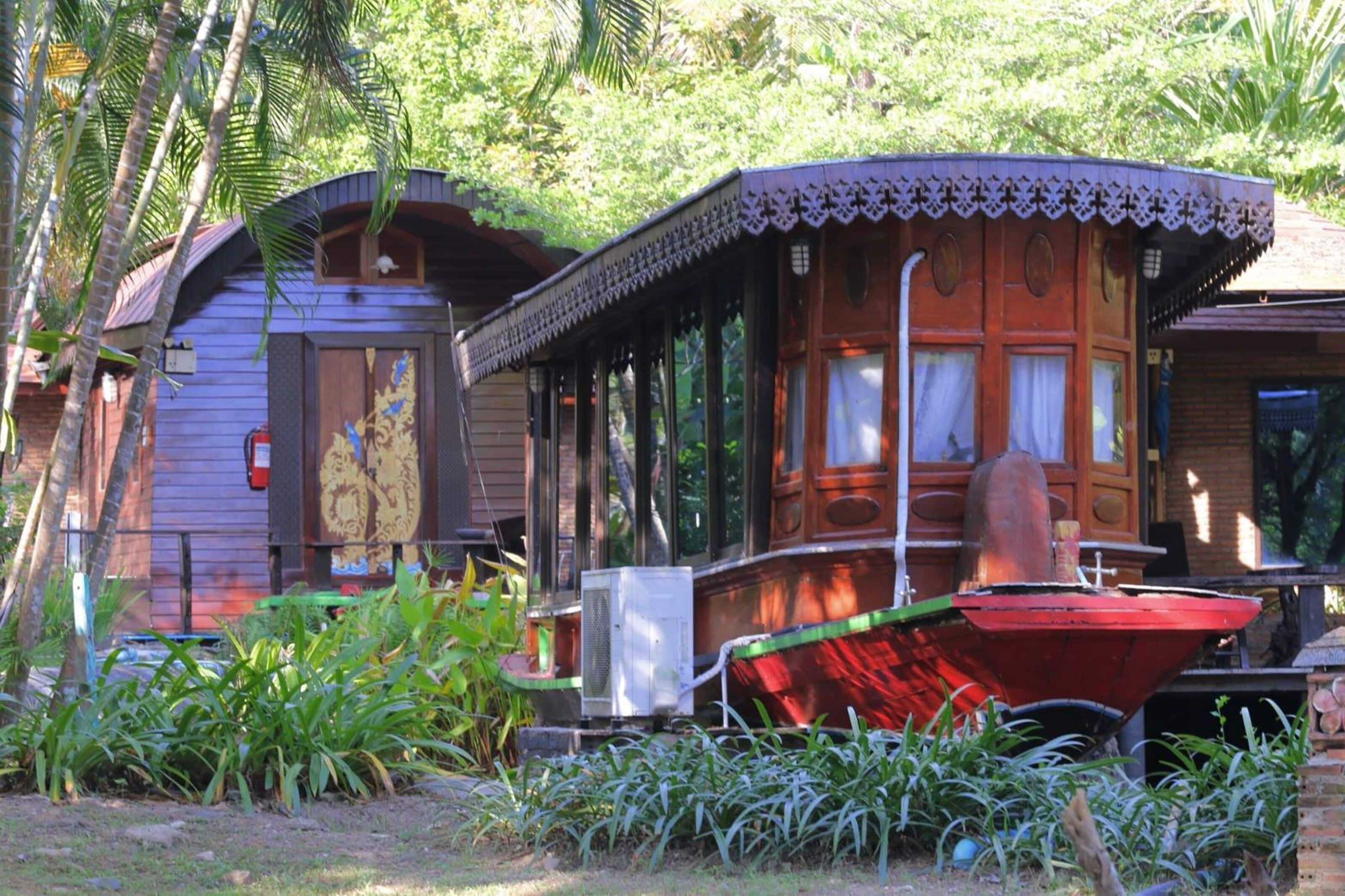 honeymoon suite, garden view | 1 bedroom, minibar, individually furnished, free wifi