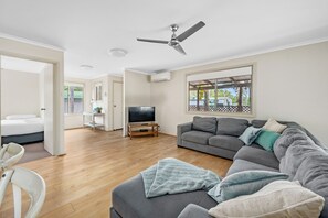Living area - Koala Shores Port Stephens Holiday Park (Lemon Tree Passage)