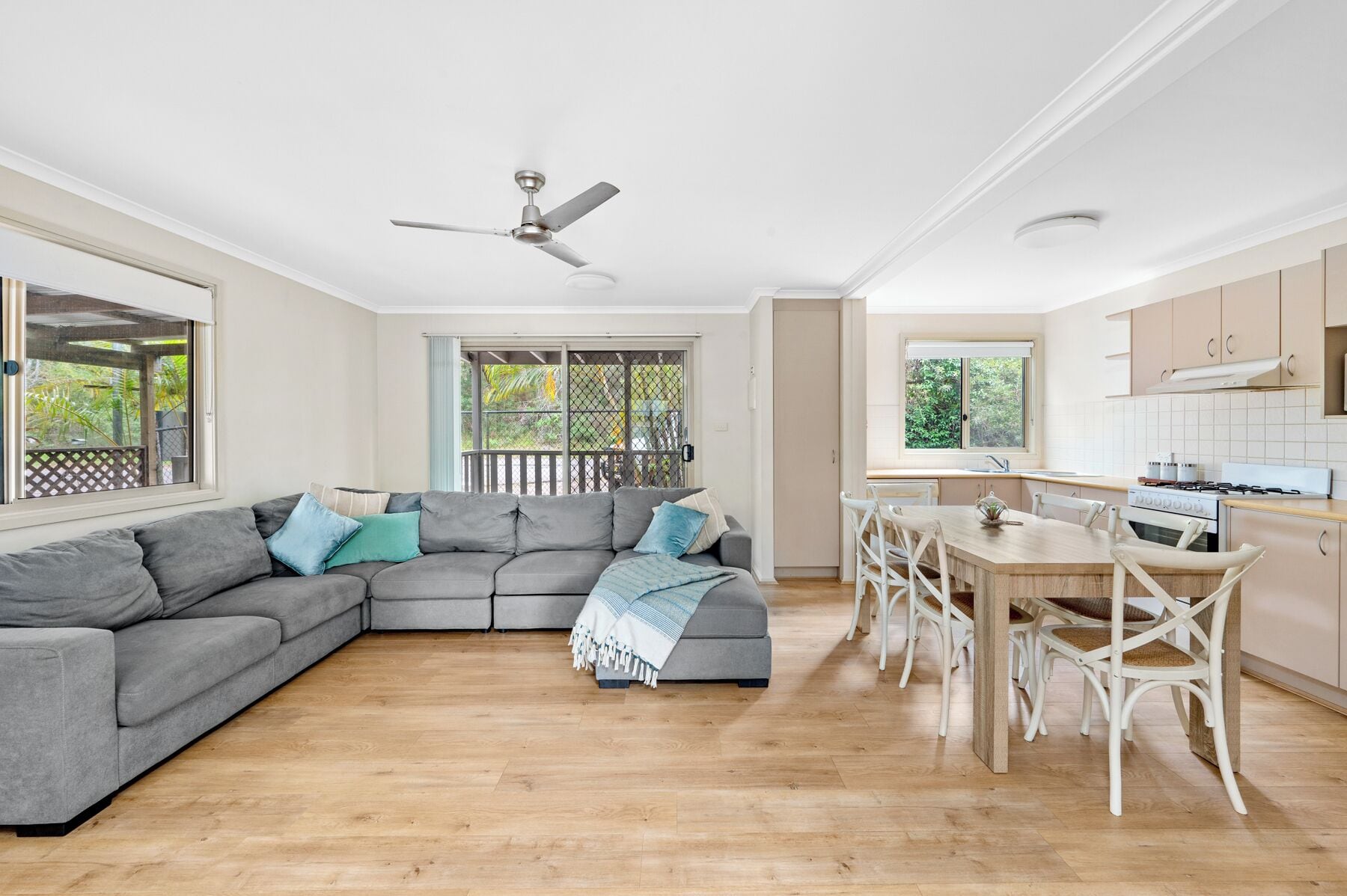 Casa Deluxe | Zona de estar | Televisión de pantalla plana de 43 pulgadas con canales digitales