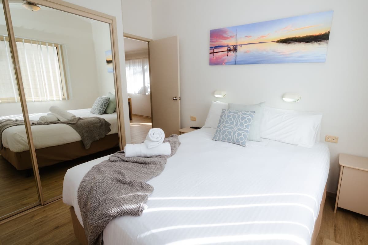 Deluxe Bushland Spa Suite | Bed sheets