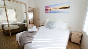 Deluxe Bushland Spa Suite | Bed sheets - Koala Shores Port Stephens Holiday Park (Lemon Tree Passage)