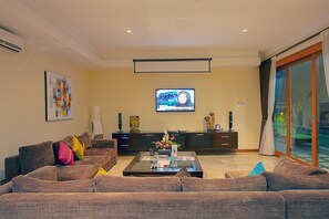 LCD TV, DVD player, iPod dock - O Villas (Seminyak)