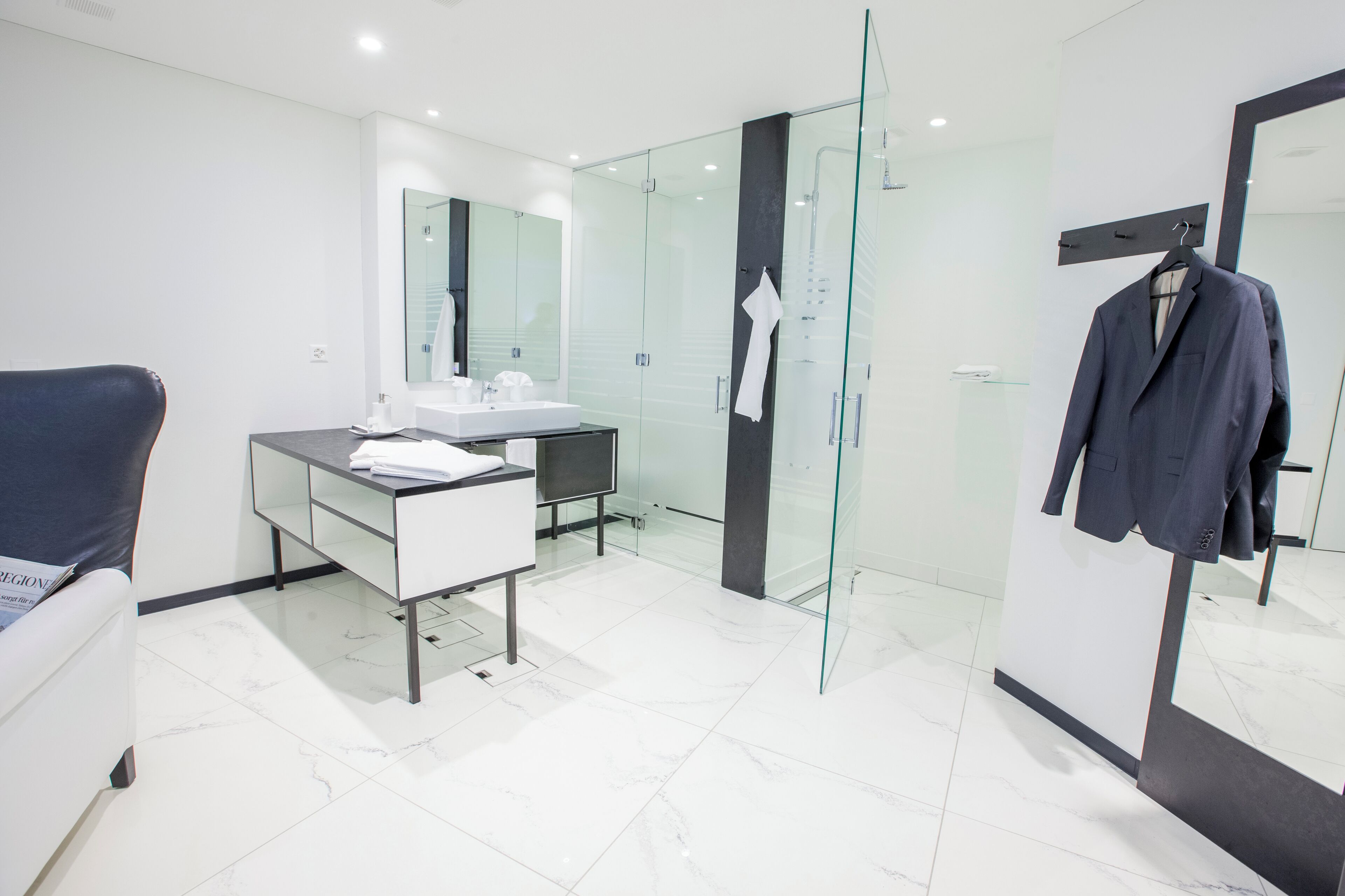 Hårføner, tøfler, oppvarmet badegulv og håndklær