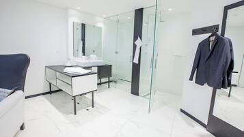 Hårføner, tøfler, oppvarmet badegulv og håndklær